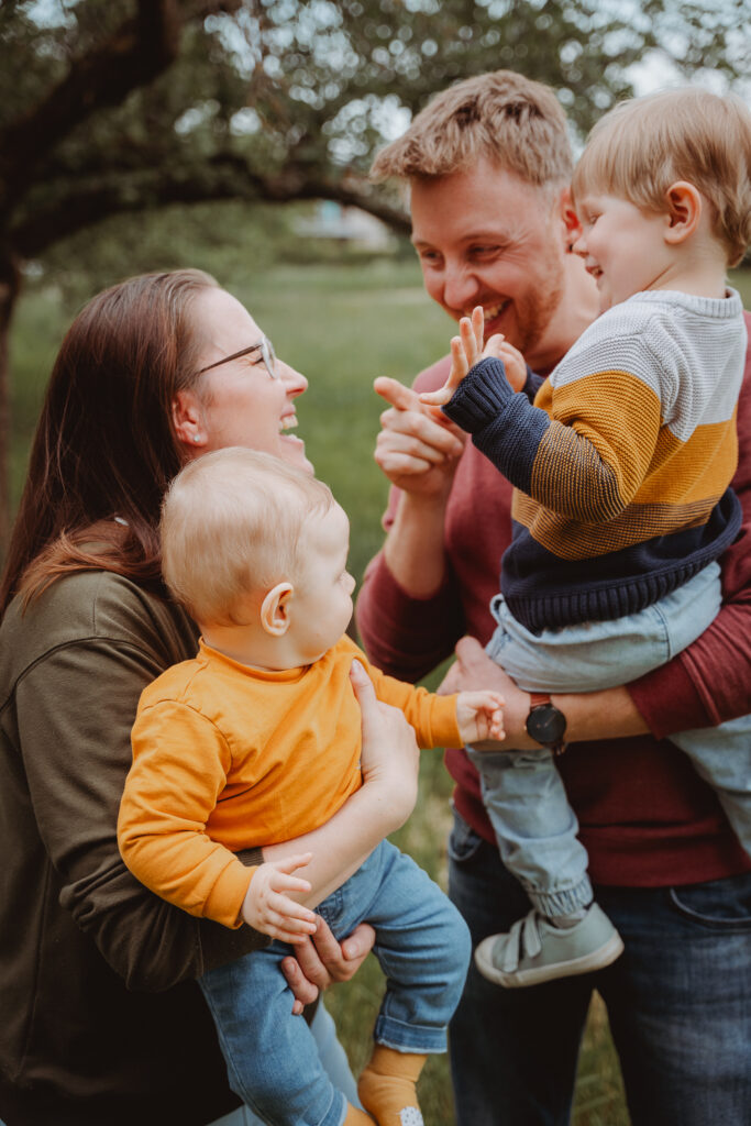 familienshooting-familienzeit-fotografie-kirchheimteck-outdoorshooting-homestory-esslingen-goeppingen-nuertingen-stuttgart