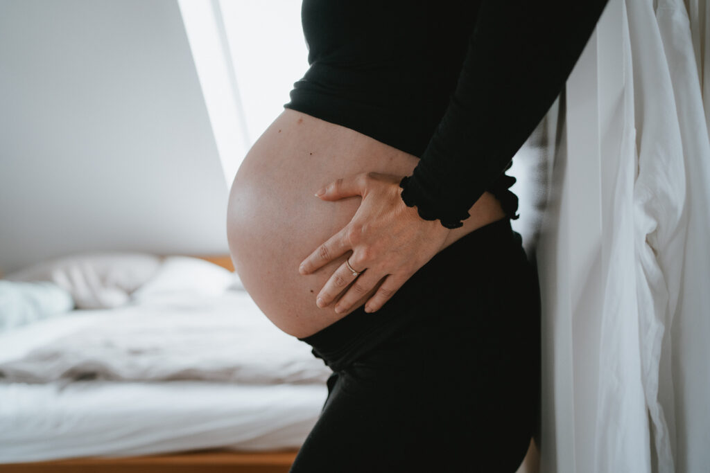 babybauchshooting-schwangerschaftsshooting-schwangerenbilder-familienshooting-fotografie-kirchheimteck-esslingen-goeppingen-nuertingen-stuttgart